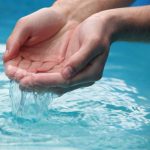 Descubre qué significa soñar con agua según su estado, color y contexto. Aprende la interpretación psicológica, espiritual y cultural para entender tus emociones y crecimiento interior.