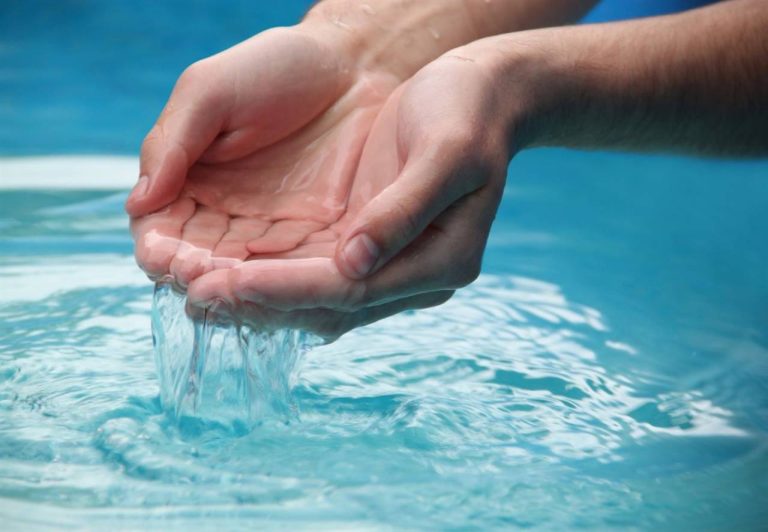 Qué significa soñar con agua: interpretación de sueños y simbolismo emocional