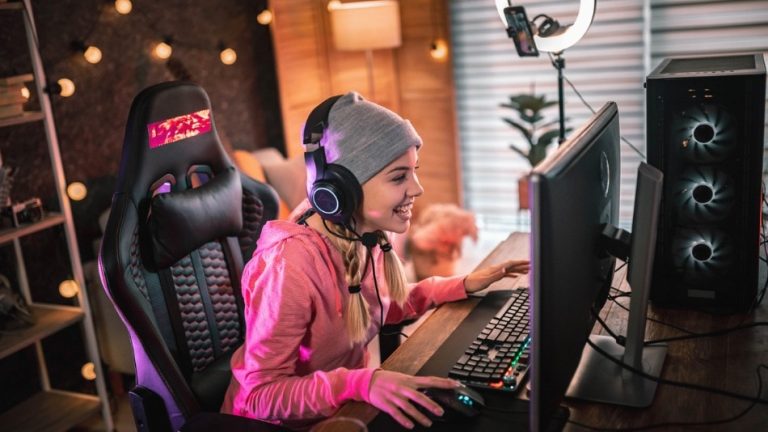 Qué significa streamer: definición, origen y cómo funciona el streaming en internet