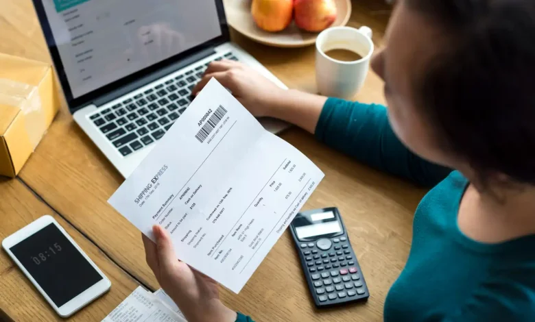 La expresión “dirección de facturación” (también conocida como billing address) es un concepto fundamental en el mundo financiero, comercial y digital. Aunque aparece constantemente en formularios, compras online y documentos fiscales, muchas personas no comprenden realmente su significado, su función ni su importancia. En este artículo encontrarás una explicación detallada, clara y bien estructurada sobre qué significa la dirección de facturación, para qué sirve, cómo se utiliza en diferentes contextos y por qué es un elemento clave tanto para personas como para empresas. ¿Qué es la dirección de facturación? La dirección de facturación es el domicilio que se asocia a una persona o empresa para efectos de facturación. Es decir, es la dirección que aparece en la factura como referencia del cliente o del titular de una compra. En términos simples, se puede definir como: La dirección oficial que identifica a quien realiza un pago o adquiere un producto o servicio. Esta dirección puede corresponder a una vivienda particular, una oficina, un local comercial o cualquier lugar registrado oficialmente. Explicación sencilla del concepto Para entenderlo mejor, pensemos en una situación cotidiana. Cuando realizas una compra por internet, normalmente te solicitan dos direcciones diferentes: La primera es la dirección de envío, que es donde recibirás el producto. La segunda es la dirección de facturación, que es la que se utiliza para emitir la factura y registrar el pago. Ambas direcciones pueden coincidir, pero no necesariamente. Por ejemplo, puedes comprar un regalo para otra persona. En ese caso, el paquete se envía a otra dirección, pero la factura sigue estando a tu nombre y con tu dirección. ¿Para qué sirve la dirección de facturación? La dirección de facturación cumple varias funciones importantes en diferentes ámbitos. Identificación del cliente Uno de los principales objetivos de la dirección de facturación es identificar correctamente a la persona o empresa que realiza una compra. Esto es fundamental para que una factura tenga validez legal. Sin este dato, no sería posible asociar correctamente una transacción a su responsable. Función fiscal y tributaria En el ámbito fiscal, la dirección de facturación es esencial para cumplir con obligaciones legales. Permite declarar impuestos, justificar gastos y realizar deducciones fiscales. En el caso de autónomos y empresas, este dato suele coincidir con el domicilio fiscal, lo que facilita el control tributario. Seguridad en transacciones electrónicas En el comercio electrónico, la dirección de facturación juega un papel clave en la seguridad. Muchos sistemas de pago utilizan esta información para verificar la identidad del usuario. Cuando pagas con tarjeta, la dirección que introduces se compara con la registrada en el banco. Si no coincide, la transacción puede ser rechazada. Esto ayuda a prevenir fraudes y proteger tanto al comprador como al vendedor. Registro contable Las empresas necesitan llevar un control detallado de sus operaciones. La dirección de facturación permite organizar documentos, identificar clientes y proveedores, y mantener un registro claro de las transacciones. Diferencia entre dirección de facturación y dirección de envío Uno de los errores más comunes es confundir estos dos conceptos. Dirección de envío Es el lugar donde se entrega el producto o servicio. Tiene una función logística. Dirección de facturación Es la dirección asociada al pago y a la factura. Tiene una función legal y administrativa. Diferencia principal Mientras que la dirección de envío se utiliza para la entrega física, la dirección de facturación se utiliza para registrar la operación desde el punto de vista legal y fiscal. Diferencia entre dirección de facturación y domicilio fiscal Otro concepto importante es el domicilio fiscal. El domicilio fiscal es la dirección oficial registrada ante la administración tributaria. Es el lugar donde una persona o empresa cumple con sus obligaciones fiscales. En muchos casos, la dirección de facturación coincide con el domicilio fiscal, especialmente en empresas. Sin embargo, no siempre es obligatorio que sean iguales. ¿Qué datos incluye una dirección de facturación? Una dirección de facturación completa debe contener varios elementos esenciales para ser válida. Entre los datos más comunes se encuentran el nombre completo o razón social, la calle y número, la ciudad, el código postal y el país. En el caso de empresas, también suele incluirse el número de identificación fiscal. Estos datos permiten identificar de forma clara y precisa al titular de la factura. Dirección de facturación en compras online El uso más frecuente de este concepto hoy en día se da en el comercio electrónico. Cuando compras por internet, las plataformas solicitan la dirección de facturación para verificar la identidad del comprador y emitir correctamente la factura. Relación con tarjetas bancarias En la mayoría de los casos, la dirección de facturación debe coincidir con la dirección registrada en el banco o asociada a la tarjeta de crédito o débito. Si existe una discrepancia, el sistema puede bloquear o rechazar el pago como medida de seguridad. Ejemplo práctico Imagina que tu banco tiene registrada tu dirección como: Calle Principal 25, Barcelona Si introduces una dirección diferente al realizar una compra online, el sistema podría considerar la operación sospechosa y cancelarla. Importancia en el ámbito empresarial En el entorno empresarial, la dirección de facturación tiene una relevancia aún mayor. Las empresas necesitan este dato para emitir facturas válidas, cumplir con normativas fiscales y justificar gastos. Además, es fundamental para auditorías y controles financieros. Cuando una empresa factura a otra, ambas direcciones deben aparecer correctamente en el documento. Consecuencias de una dirección incorrecta Introducir una dirección de facturación incorrecta puede generar varios problemas. En el ámbito fiscal, una factura con datos erróneos puede no ser válida, lo que dificulta la deducción de gastos. En compras online, un error puede provocar el rechazo del pago o la cancelación del pedido. También pueden surgir problemas legales si la información no es precisa. Dirección de facturación en tarjetas de crédito Cuando solicitas una tarjeta bancaria, proporcionas una dirección que queda registrada como tu dirección de facturación. Esta dirección se utiliza para validar transacciones, enviar estados de cuenta y detectar posibles fraudes. ¿Se puede cambiar la dirección de facturación? Sí, es posible cambiar la dirección de facturación, pero el proceso depende del contexto. En el caso de bancos, debes actualizar tus datos directamente con la entidad. En tiendas online, puedes modificarla desde tu perfil. En empresas, se actualiza en los registros contables o fiscales. Es importante mantener esta información actualizada para evitar inconvenientes. Dirección de facturación en transacciones internacionales En operaciones internacionales, la dirección de facturación adquiere una importancia adicional. Puede determinar qué impuestos se aplican, qué normativa legal corresponde y cómo se gestiona el IVA u otros tributos. Por ejemplo, una compra realizada desde un país a otro puede implicar diferentes regulaciones según la dirección de facturación. Dirección de facturación en la facturación electrónica Con la digitalización, la mayoría de las facturas son electrónicas. Sin embargo, la dirección de facturación sigue siendo un elemento obligatorio. Aunque el formato haya cambiado, su función legal y fiscal permanece intacta. Errores comunes Muchas personas cometen errores relacionados con la dirección de facturación. Uno de los más frecuentes es confundirla con la dirección de envío. Otro error común es introducir datos incorrectos o desactualizados. También es habitual olvidar actualizar la dirección después de cambiar de domicilio, lo que puede generar problemas en compras y pagos. Consejos para utilizarla correctamente Para evitar inconvenientes, es recomendable utilizar siempre datos reales y verificar que coincidan con los registrados en el banco. También es importante mantener la información actualizada y revisar cuidadosamente antes de confirmar una compra o emitir una factura. Importancia en la era digital En la actualidad, la dirección de facturación es más relevante que nunca. El crecimiento del comercio electrónico ha hecho que millones de transacciones dependan de este dato. Además, los sistemas automatizados utilizan esta información para procesar pagos y detectar fraudes. qué significa dirección de facturación