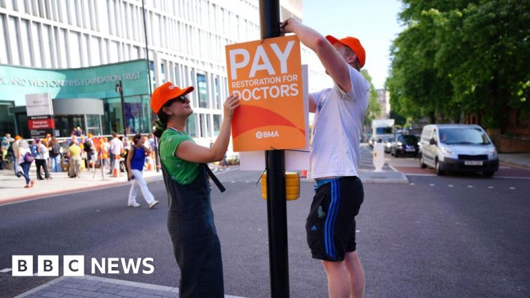 Médicos internos en huelga en Inglaterra por decimosexta vez por sus salarios